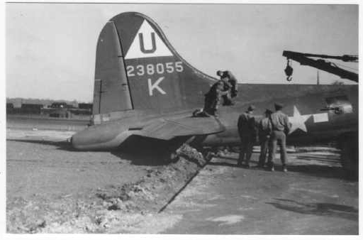 Lt Roger W Birkman with members of his crew and their B-17 aircraft in 1944; source: 457thbombgroup.org